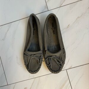 NWOT Minnetonka Women's Charcoal Moccasins